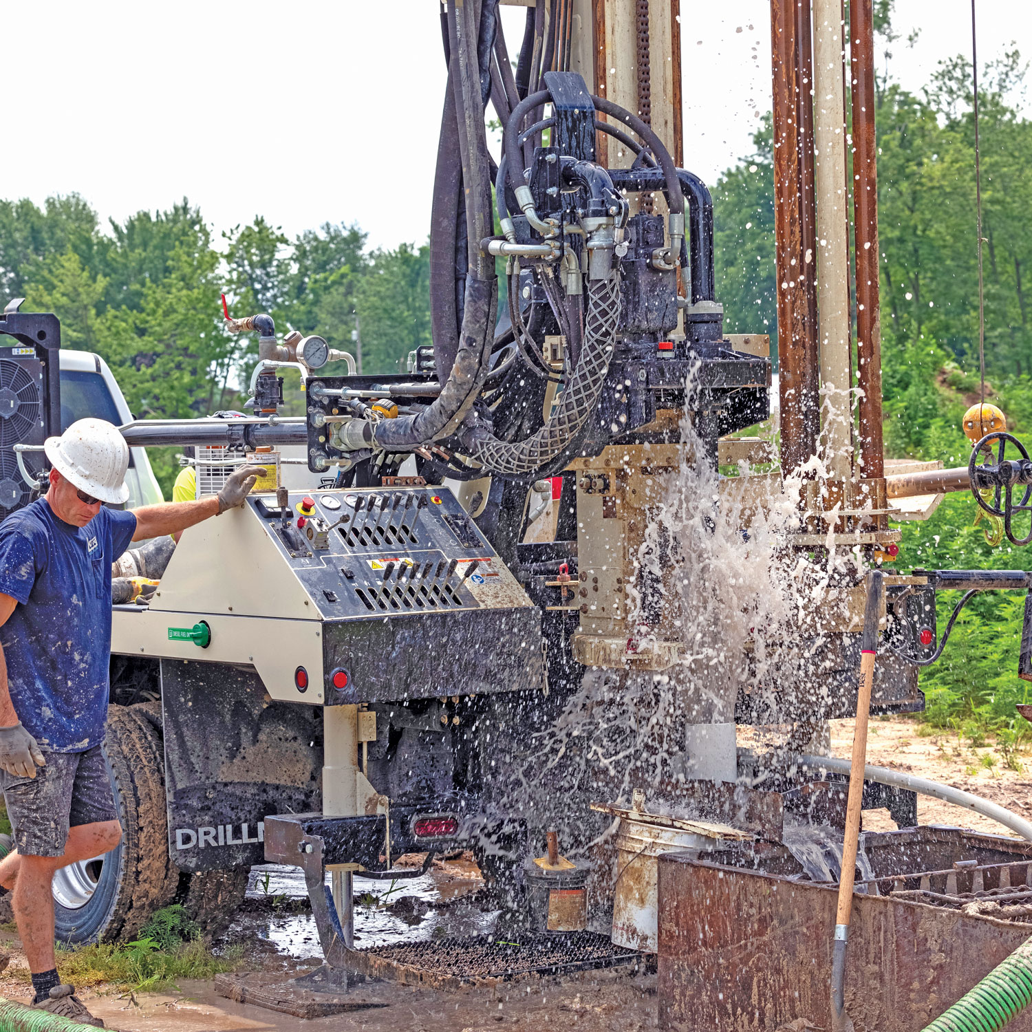 Top head travel speed accelerates clearing hole while water well drilling with DRILLMAX® water well drilling rigs by Geoprobe®. Water well drilling rigs for sale include DM250, DM450 and DM650.