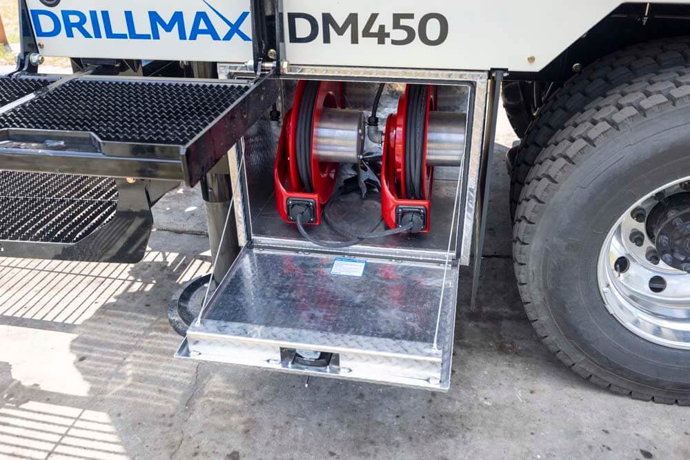 DM450 options include hydraulic welding unit
