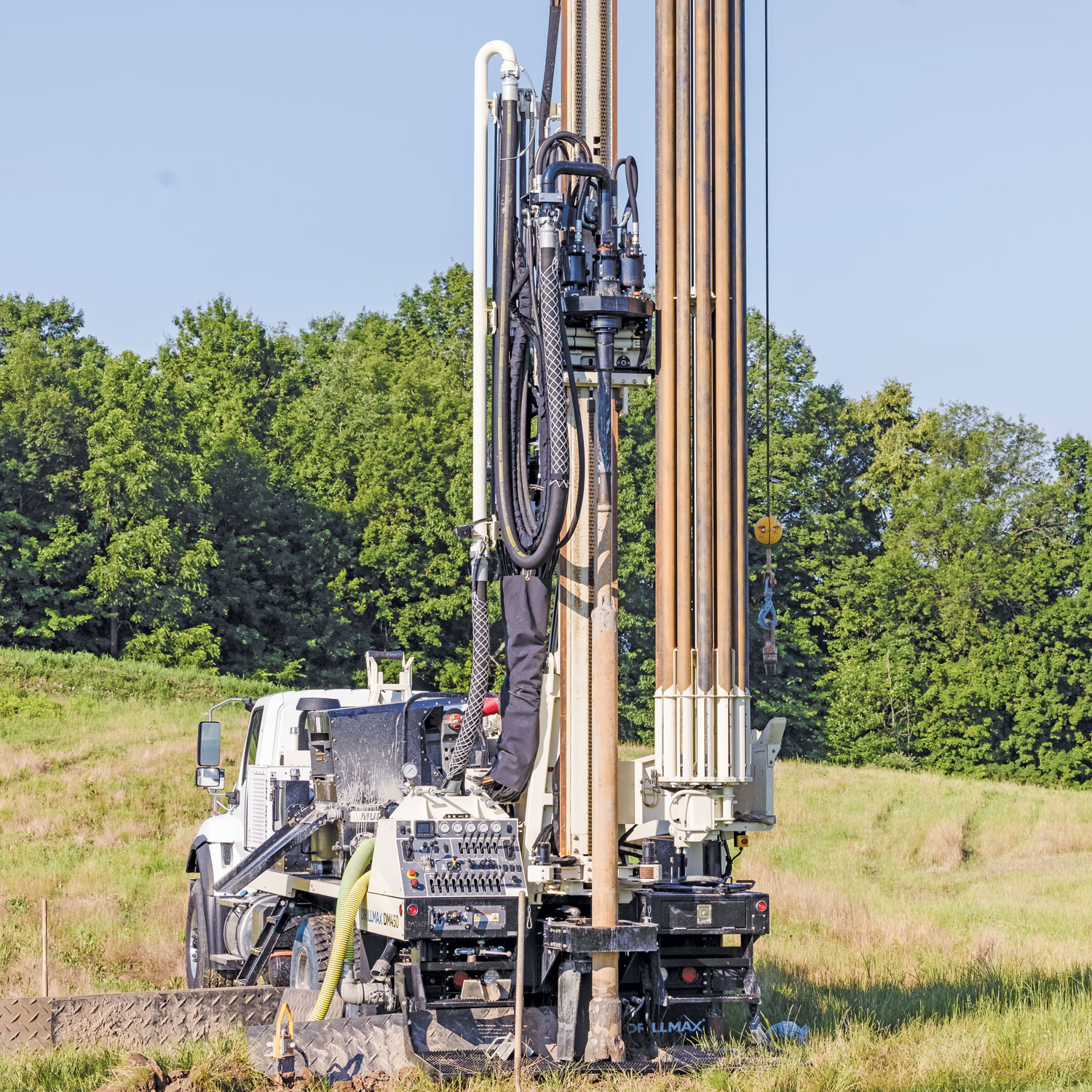 Hydraulic over electronic controls and five gauges on control panel make the DM450 well drilling rig easy to use and simple to diagnose troubles in the field. Sturdy drillmast with roller system reduces strain on rig so DM450 performs same water well drilling to 600 feet as it does to 20 feet.